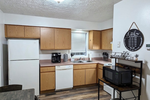 Frigorifero, microonde, forno, piano cottura