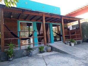 Front of property - Chale próximo a praia (Ilhabela)