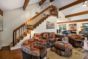 Smart TV, pebolim, livros, aparelho de som