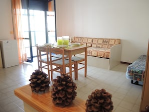 Appartement, plusieurs chambres, balcon, vue sur la ville | Salle à manger