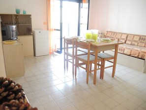 Apartment, Mehrere Schlafzimmer, Balkon, Stadtblick | Esszimmer