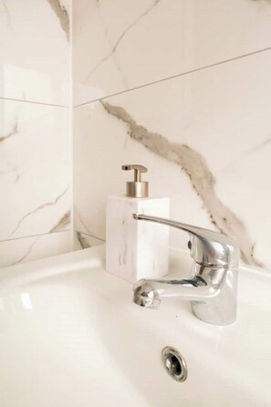 Hair dryer, towels, soap, shampoo - New Manchester Getaway Home (Manchester)