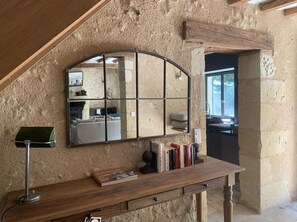 3 chambres, bureau, fer et planche à repasser, lit parapluie