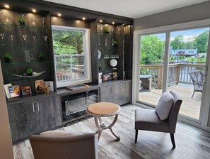 Smart TV, chimenea y libros 