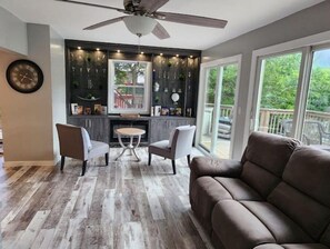 Smart-TV, Kamin, Bücher