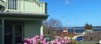 LoveJoy Cottage in quaint historic Coupeville. views of Penn Cove - Pet friendly