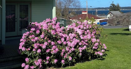 LoveJoy Cottage in quaint historic Coupeville. views of Penn Cove - Pet friendly
