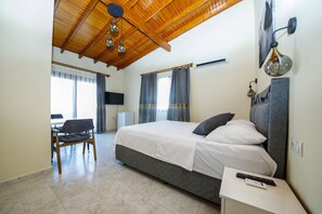 Familie tweepersoonskamer | Een minibar, een bureau, een laptopwerkplek, gratis wifi