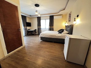 Minibar, escritorio, espacio para trabajar con laptop y wifi gratis 