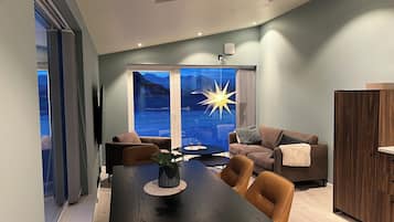 Exclusive-Ferienhaus | Essbereich im Zimmer