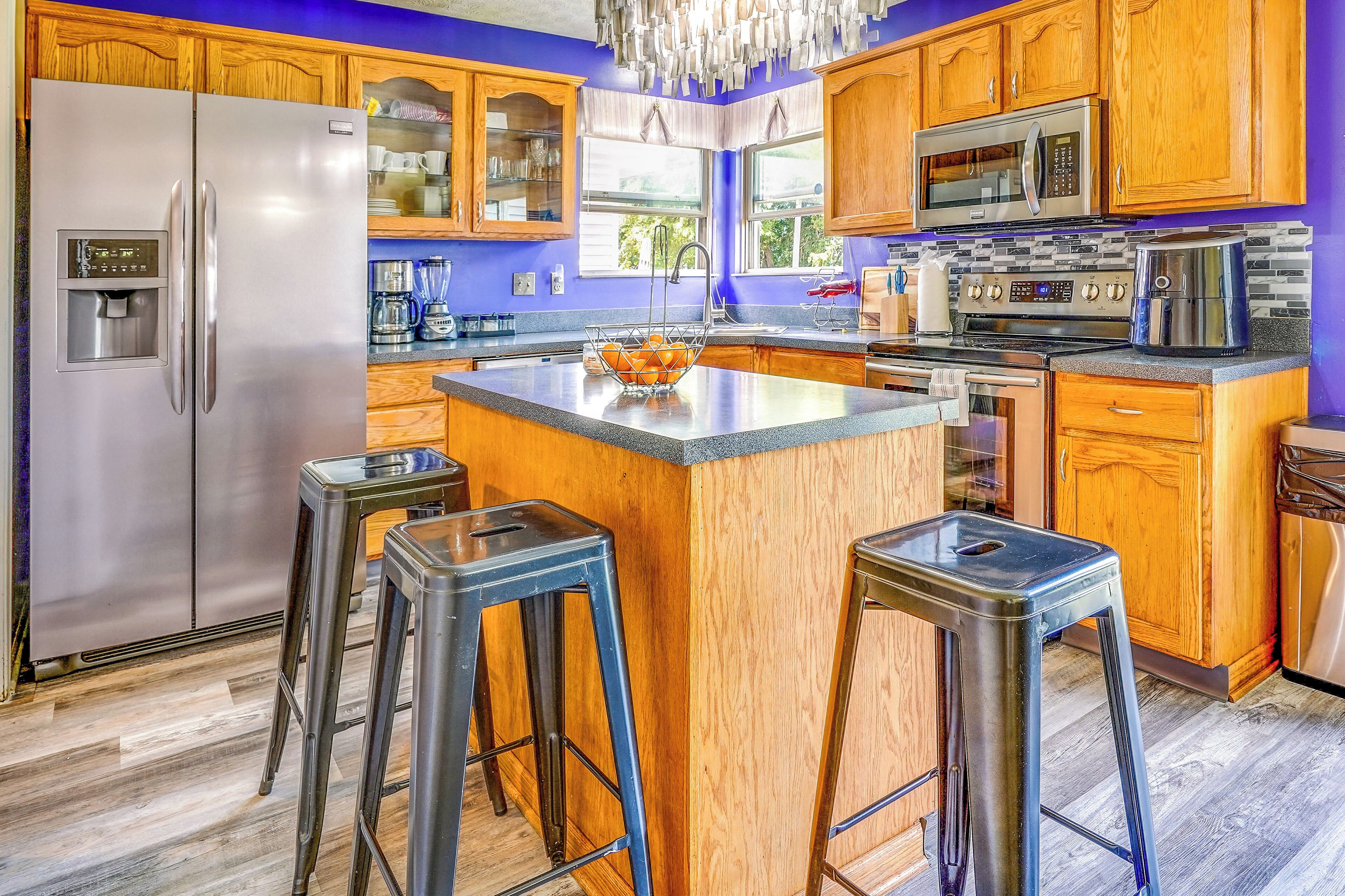 ثلاجة، ميكروويف، موقد طهي مسطح، غسالة أطباق