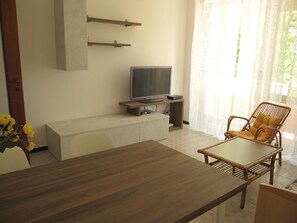 Apartment, 1 Bedroom, Balcony, Garden View | Dining room