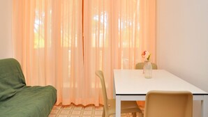 Căn hộ, 1 phòng ngủ, ban công, quang cảnh vườn | Phòng khách