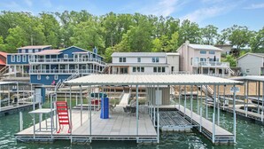 Une propriété située au bord de l’eau, dotée d’un quai, d’un espace salon abrité et d’une bouée de sauvetage.