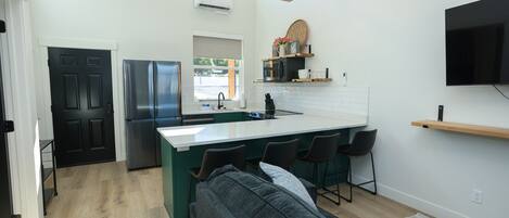 Jääkaappi, mikroaaltouuni, uuni, liesi