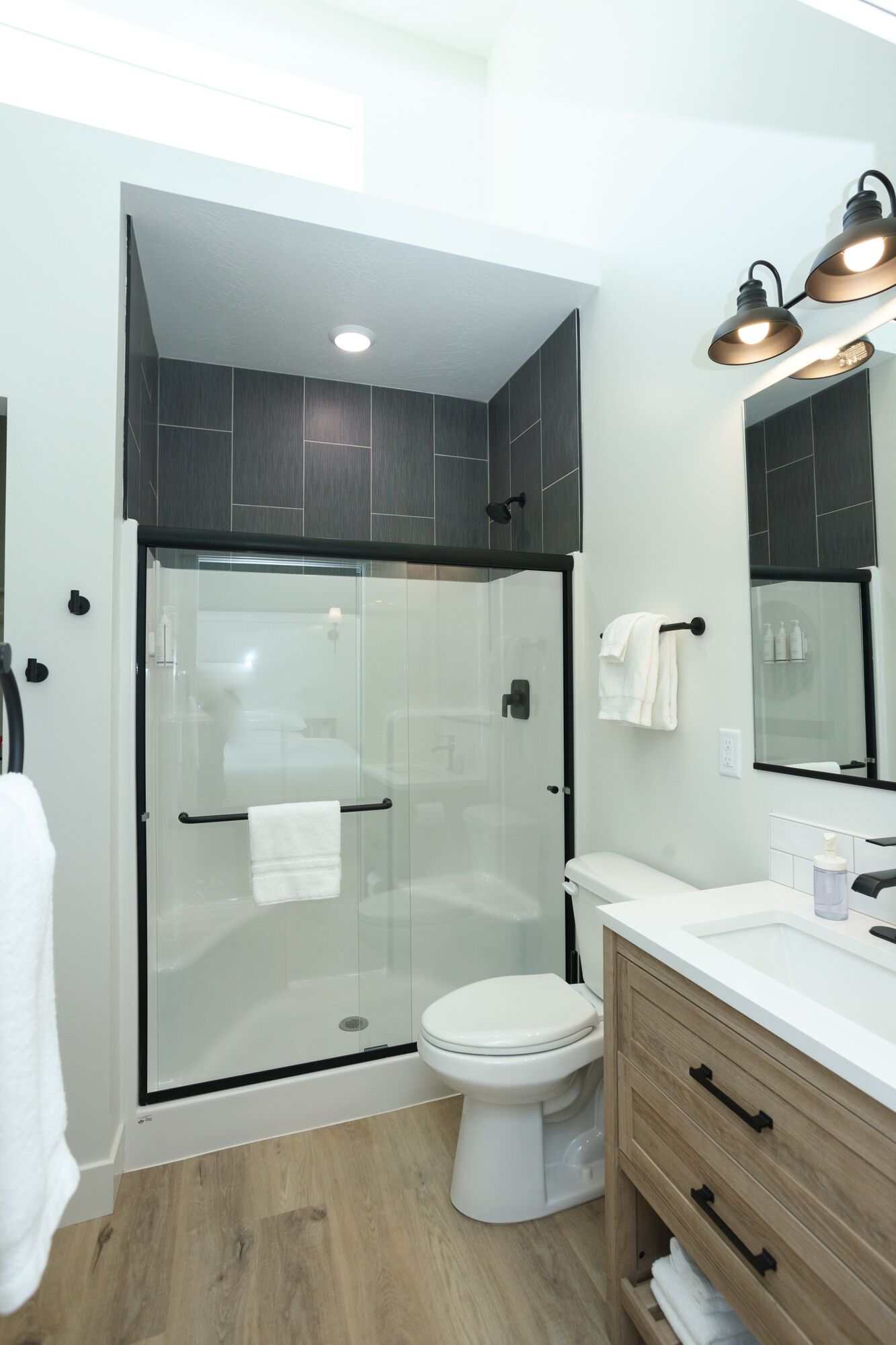 Douche, sèche-cheveux, serviettes fournies