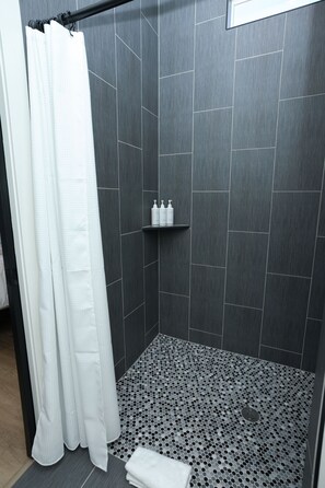 Een douche, een haardroger, handdoeken