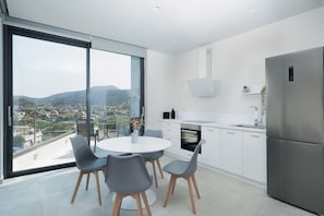 Luxury-Suite | Eigene Küche | Großer Kühlschrank, Ofen, Herdplatte, Wasserkocher