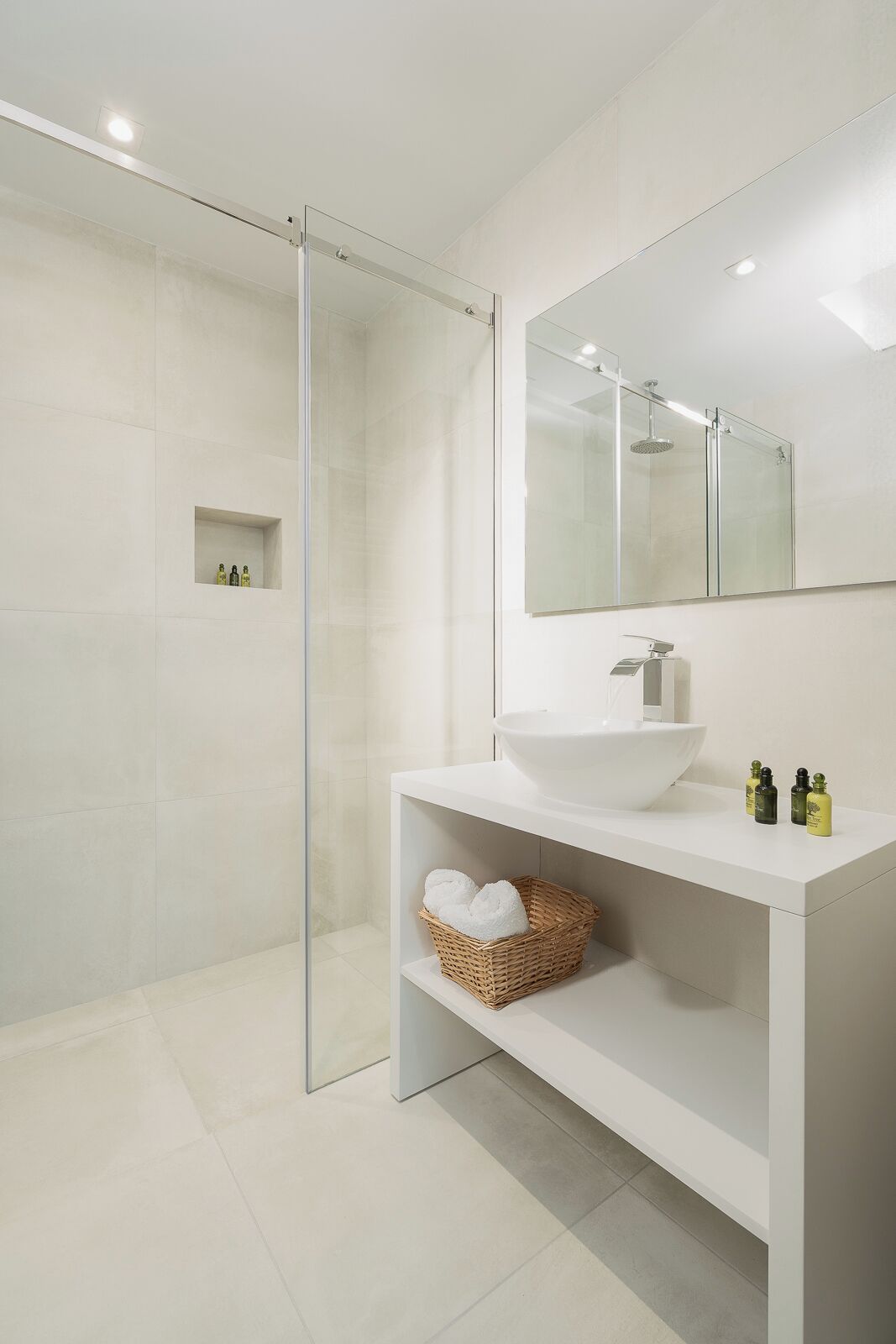 deluxe suite | bathroom | slippers