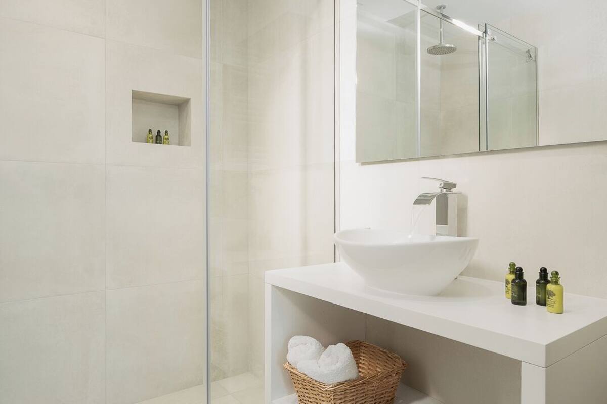 deluxe suite | bathroom | slippers