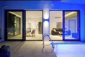 Luxury Suite | 1 bedroom, premium bedding, in-room safe, blackout drapes - White Cliff Luxury Suites (Markopoulo Mesogaias)