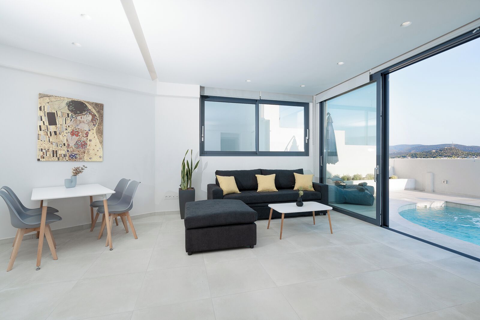 deluxe suite | living area