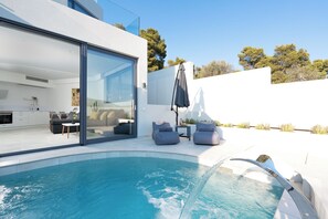 3 outdoor pools - White Cliff Luxury Suites (Markopoulo Mesogaias)