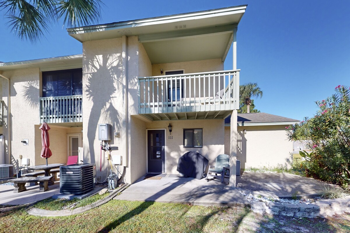 Dog-friendly townhome with beach access, pool, tennis, gym, W/D, & central AC