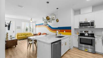 Jääkaappi, mikroaaltouuni, uuni, liesi