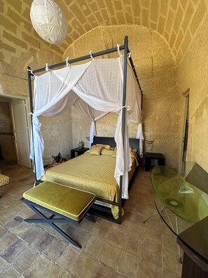 5 bedrooms, iron/ironing board, WiFi, bed sheets - A typical 19th-century Sicilian dimora with tuff  finishes and stunning view (Marsala)