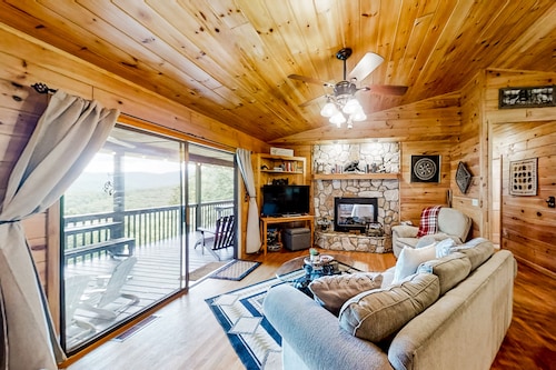 Dog-Friendly scenic cabin with amazing views, covered deck, firepit, & hot. tub