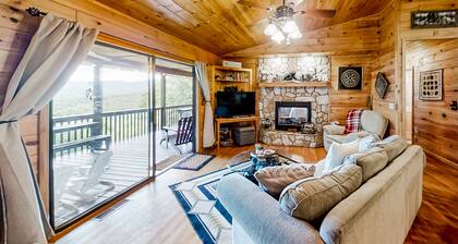 Dog-Friendly scenic cabin with amazing views, covered deck, firepit, & hot. tub