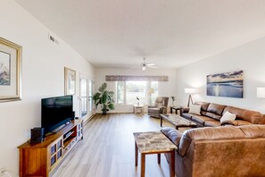 TV - 2BR Tidewater Charming condo with on-site golf, pool, and hot tub (North Myrtle Beach)