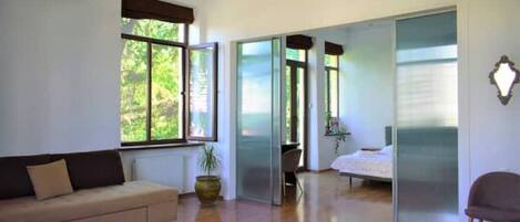 Een smart-tv en boeken