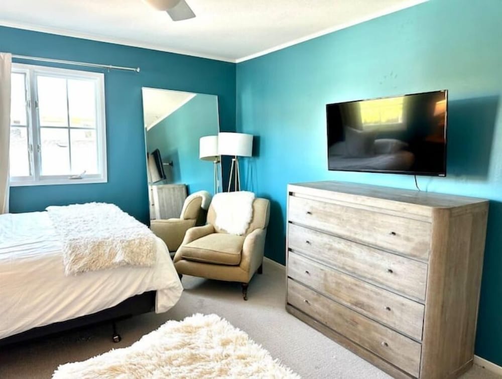 Napalike 5 bedroom home. Walk to everything! True indoor/outdoor