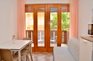 Appartamento, 1 camera da letto, balcone, vista giardino | Area soggiorno
