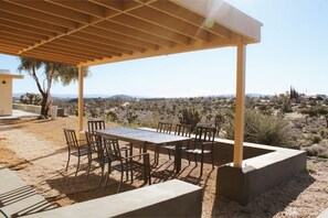 Outdoor dining - Desert Star Retreat (Yucca Valley)