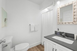 Hair dryer - Surf House ~ Private Backyard w/ Cabana ~ Sleeps 8 (Panama City Beach)