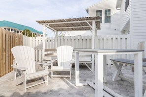 Outdoor dining - Surf House ~ Private Backyard w/ Cabana ~ Sleeps 8 (Panama City Beach)