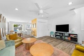 TV - Surf House ~ Private Backyard w/ Cabana ~ Sleeps 8 (Panama City Beach)