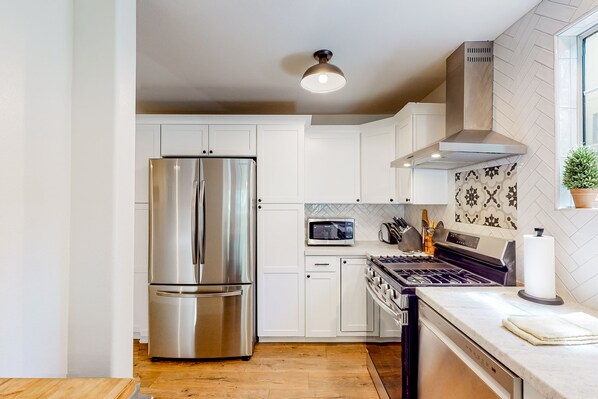 Kühlschrank, Mikrowelle, Ofen, Herdplatte