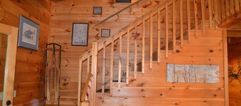 Creekside, Pet Friendly Mountain Log Cabin in the Smokies,  Fire Pit + Hot Tub 
