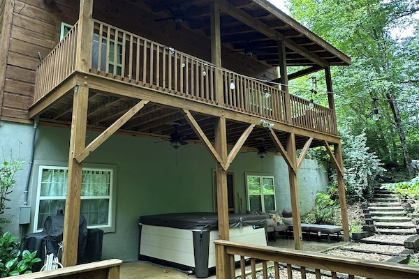 Deck overlooking the Creek - Hot tub and choice of 2 grills