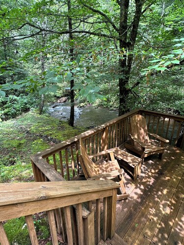 Creekside, Pet Friendly Mountain Log Cabin in the Smokies,  Fire Pit + Hot Tub 