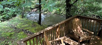 Creekside, Pet Friendly Mountain Log Cabin in the Smokies,  Fire Pit + Hot Tub 