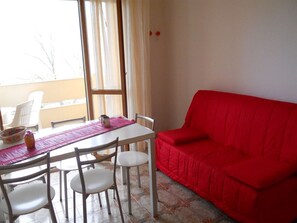 Appartamento, 2 camere da letto, balcone, vista oceano | Soggiorno