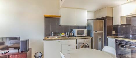 Studio, 1 Bedroom, Balcony, City View | Dining