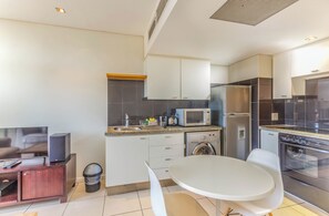 Studio, 1 Bedroom, Balcony, City View | Dining