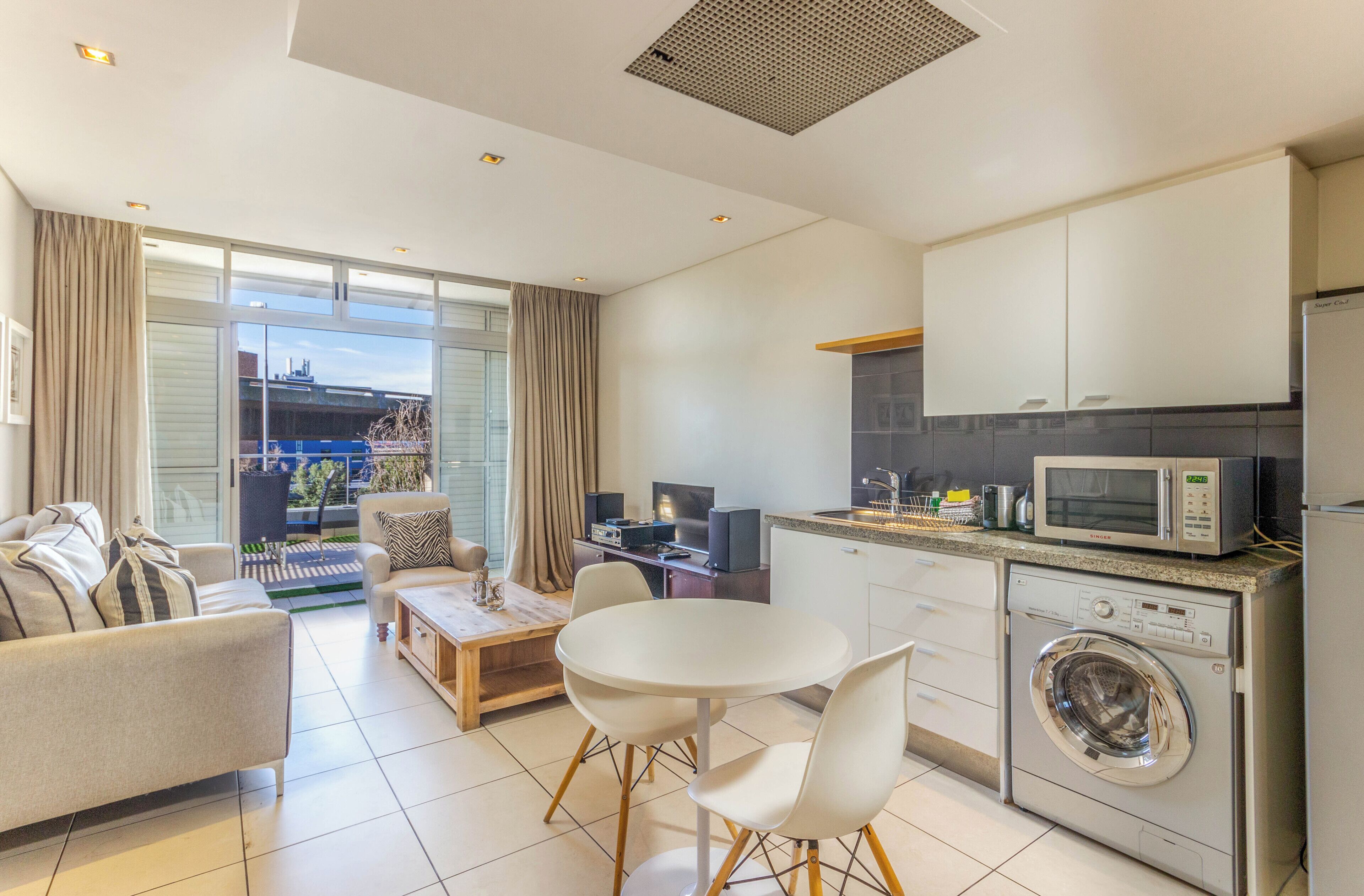 Studio, 1 Bedroom, Balcony, City View | Living area | Books