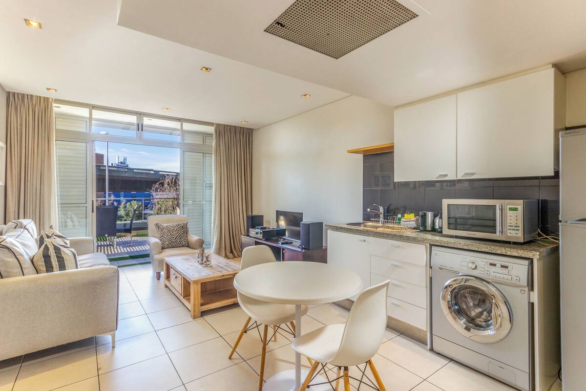 Studio, 1 Bedroom, Balcony, City View | Living area | Books